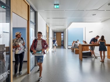 Neue Schule Wolfsburg – Erweiterungsneubau / 2016 – Foto: © Kirstin Bartels